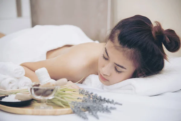 Konsep Spa Pijat Pada Tubuh Wanita Sisi Belakang Spa Salon — Stok Foto