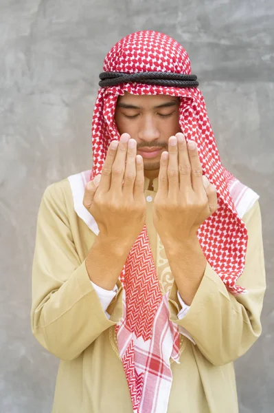 Modlitwa Boga Przystojnym Arabskim Człowiekiem — Zdjęcie stockowe