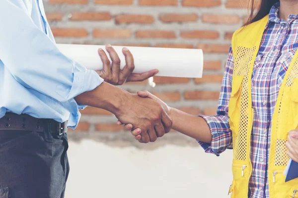 Construction Teamwork Shaking Hands Engineer Foreman Construction Site — Stock Photo, Image