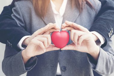 Kalp ellerde. Aşık kavramı.