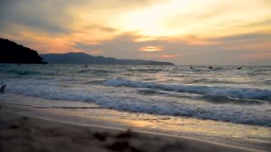 Aşk doğa ile tatil zamanında altın bulut ile Sunset deniz manzarası tropikal plaj. Açık hava seyahat yaşam tarzı kavramı. yaz aylarında manzara sahilde deniz plaj dalga