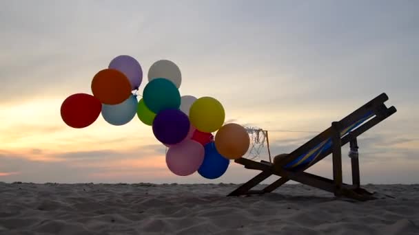 Yaz Aylarında Gün Batımı Sırasında Sahilde Siluet Balon Koltukta Tutan — Stok video