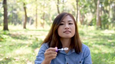 Yaz açık havada yeşil oyun sevimli mutlu sevimli kız eğlenceli köpük kabarcıklar. Mutlu kez parkta Komik Neşeli kız.