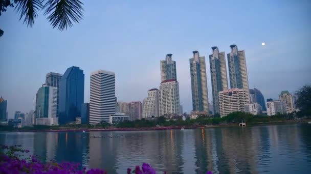 Timelapse Paisaje urbano con en horario de crepúsculo capital panorámica con estilo de vida de la ciudad . — Vídeo de stock