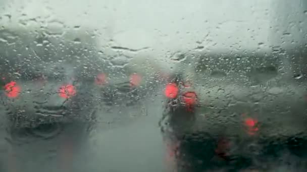 Guidare in una strada molto piovosa e scivolosa nella stagione delle piogge. Astratto sfondo sfocato durante la pioggia snap vdo dentro auto per vedere sulla strada con maltempo durante la tempesta di pioggia — Video Stock