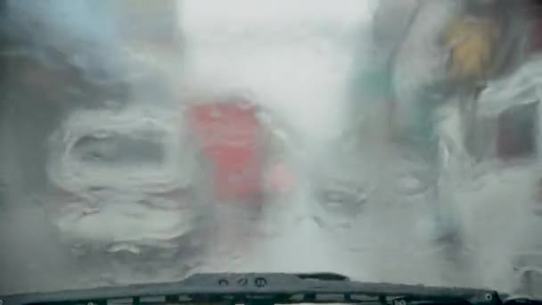 Conduite dans une route fortement pluvieuse et glissante pendant la saison des pluies. Résumé fond flou pendant la pluie snap vdo à l'intérieur de la voiture pour voir sur la route avec mauvais temps pendant la tempête de pluie — Video