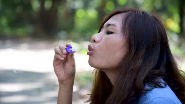 Adorable fille mignonne joyeuse bulles de mousse ludique dans l'aire de jeux verte en été à l'extérieur. Funny fille gaie dans le parc avec des moments heureux . — Video