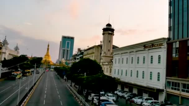 Ulice v centru Yangon na cestě do Sule Pagoda timelapse s dopravní zácpou a moderní město — Stock video