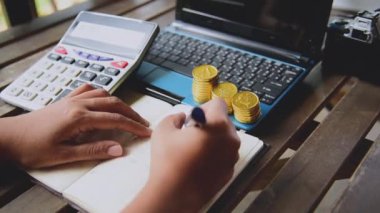 Finansal grafik analizi verilerini hesaplamak için hesap makinesini kullanarak muhasebeci denetimini kapatın. Muhasebeci eller Excel dosyası ile Ticaret Bilgileri. Finans istatistik raporu çalışma açık masa analiz