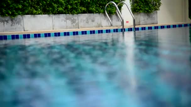 Pool med trappor och trädäck på Luxury Hotel. blå pool med suddigt vatten — Stockvideo