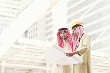 Başarı mühendisi güvenlik için sarı kask giymek. İnşaat konsepti.