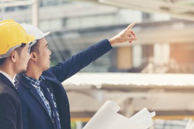 Başarı Mühendisi güvenlik için beyaz kask ve Foreman sarı kask giymek. İnşaat Konsepti.