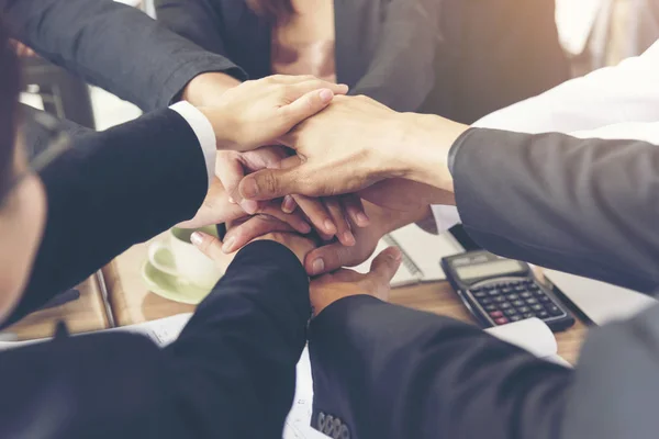 Geschäftsleute Und Ingenieure Die Hand Hand Arbeiten Haben Sich Bürogesprächen — Stockfoto