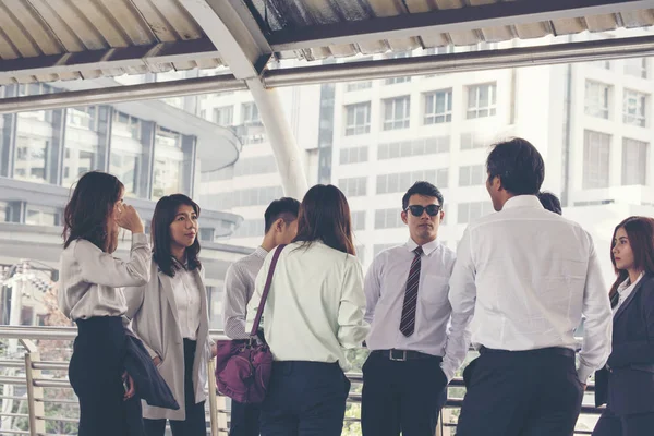 Takım Çalışması El Sıkışma Ortaklık Konsepti. Ofis dışında toplantı yapılan bir grup insan.