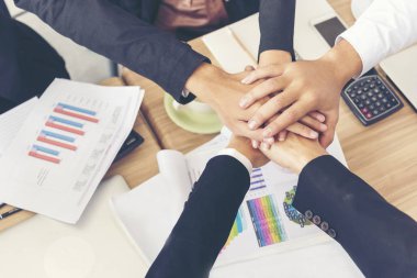 Takım toplantısı, konferans odasında şirket çalışanını tanıtacak. Arkadaş ve Öğrenci Takımlarının Çeşitliliği. Ortak Takım Tokalaşması. İş Toplantısı Konsepti.