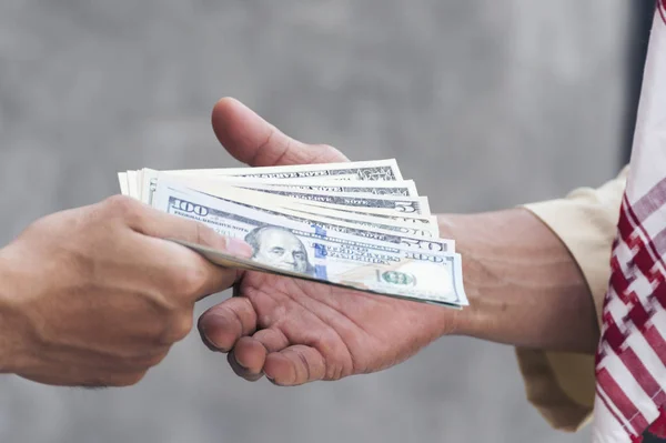 Obchodník Dává Peníze Obchodní Ženě Koncepce Korupce — Stock fotografie