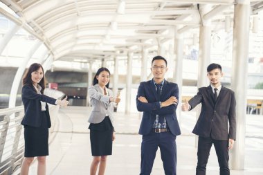Takım toplantısı, konferans odasında şirket çalışanını tanıtacak. Arkadaş ve Öğrenci Takımlarının Çeşitliliği. Ortak Takım Tokalaşması. İş Toplantısı Konsepti.