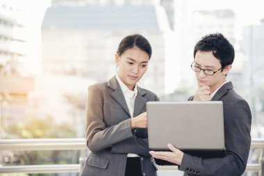 İş takımı konferansı. Bir kafede tartışan ekip işbirlikçisi. İş Kavramı.