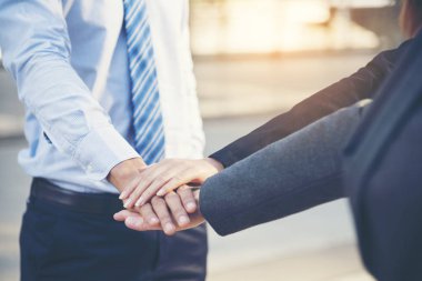 İş takımı konferansı. Takım işbirlikçisi çalışanı tartışıyor.