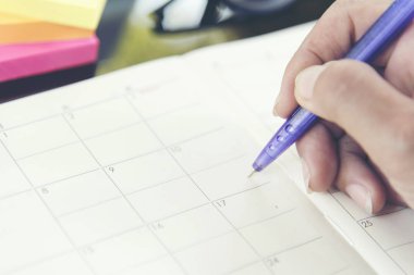 2018 Takvim Etkinlik Planlayıcısı meşgul. İş kadını her zaman takvim, saat zaman çizelgesi düzenlemek ayarlamak için kullanarak Gündem ve Zamanlama Planlama. Moda Gündemi'nde yazan kadın elleri. Zaman çizelgesi kavramı