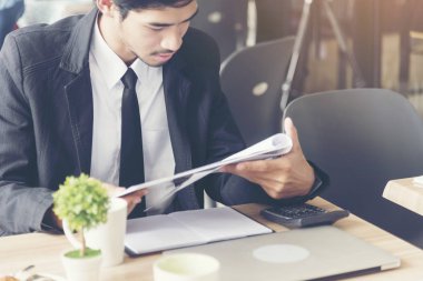 İş Pazarlama Ekibi Ofiste İşbirliği Yapın. Bir grup insan birlikte çalışarak toplanıyor. Pazarlama iletişimi strateji iş ofisi. İş Ekibi konferans toplantısı dışında. İş Kavramı