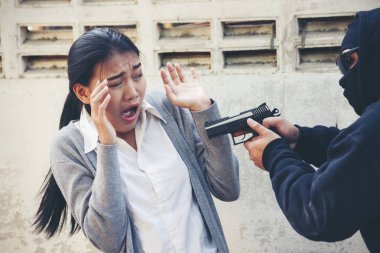 Silah gasp tanık kullanarak hırsız hırsız suç. Suç kavramı.
