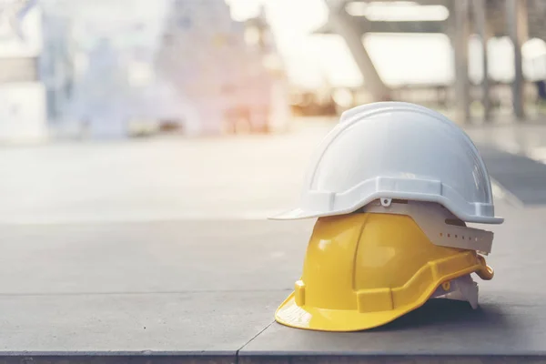 ハードハット産業 エンジニアおよび建設労働者のための安全ハード帽子 建築請負業者のための保護装置検査ヘルメット 産業建設コンセプト — ストック写真