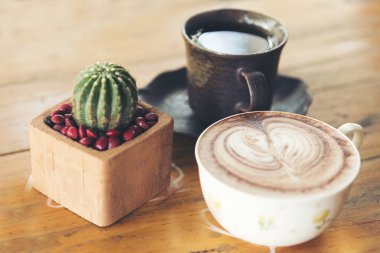 Ahşap masa üzerine kahve ve fırın seti