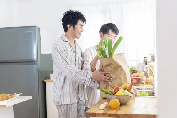 Азійська Пара Гомосексуальних Кухарів Разом Кухні Готують Свіжі Овочі Робить — стокове фото