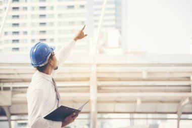 Akıllı telefon kullanarak iş adamı müteahhit bina. Mimar İç tasarım.