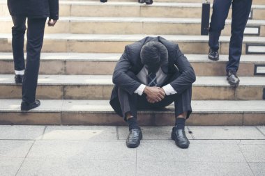 Ekonomik durgunluk, stres yaşayan ve işini kaybeden işsiz insanlar. Umutsuz ofis insanları stresli bir durumda hissederler. Orta yaşlı insanlar düşük ekonomik krizlerden umutlarını kestiler. İşsiz kavramını vurguladılar.