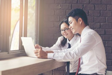 İş takımı konferansı. Bir kafede tartışan ekip işbirlikçisi. İş Kavramı.