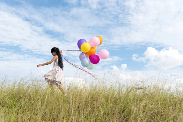 Mulher Feliz Pulando Com Balões Prado — Fotografia de Stock