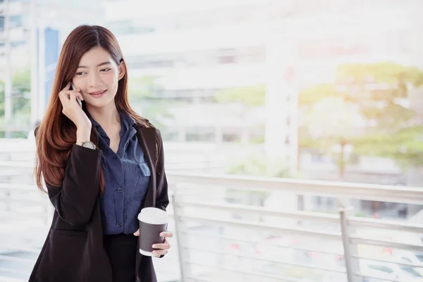 Empresaria China Usando Celular Con Sonriente Cara Llamada Para Trato — Foto de Stock