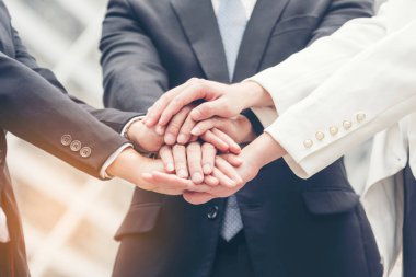 Takım çalışması kavramı. Çeşitli insanlardan oluşan bir grup canlı yayında Ebeleme Takımı 'nın selamlama gücüne beşlik çakıyor. Birlikte çalışan çok ırklı insanlar grubu. İş Ekibi başarısında gönüllü işbirliği