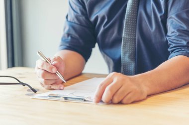 Konferans Odası İş Konsepti 'nin bir sonraki çeyreğinde daha etkin bir performans sergilemek için ofiste çalışan işadamı