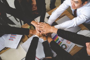 Grup çeşitliliği ortaklığı iş ortaklığı, iş adamlarına güven buluşması ve tam olarak modern şehir Asyalı Takım Çalışması, Ekip Toplantısı, İş Adamları ile İletişim Konsepti, İş Adamları Birlikte Çalışıyor