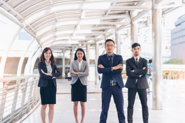 Modern şehirde Asyalı çeşitlilik, çok kültürlü iş adamları, açık hava grupları. Çeşitlilik ekibi ortaklıktan söz ediyor. Danışman iş adamları konseptle tanışıyor