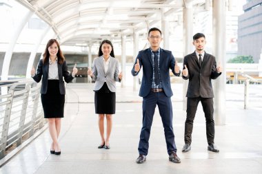 Modern şehirde Asyalı çeşitlilik, çok kültürlü iş adamları, açık hava grupları. Çeşitlilik ekibi ortaklıktan söz ediyor. Danışman iş adamları konseptle tanışıyor