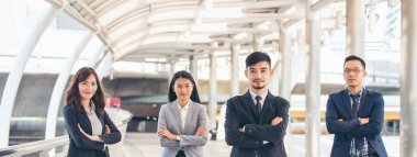 Modern şehirde Asyalı çeşitlilik, çok kültürlü iş adamları, açık hava grupları. Çeşitlilik ekibi ortaklıktan söz ediyor. Danışman iş adamları konseptle tanışıyor