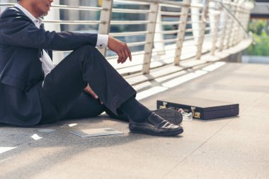 Virüs Covid 19 iş krizi, ekonomik durgunluk, stres ve işini kaybeden işsiz insanlar yüzünden işten çıkarıldı. Umutsuzluk Ofisi Corona Covid-19 Salgın Krizi 'ndeki Stresli İnsanlar