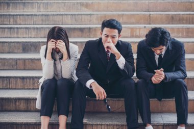 Virüs Covid 19 iş krizi, ekonomik durgunluk, stres ve işini kaybeden işsiz insanlar yüzünden işten çıkarıldı. Umutsuzluk Ofisi Corona Covid-19 Salgın Krizi 'ndeki Stresli İnsanlar