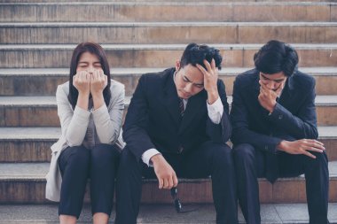 Virüs Covid 19 iş krizi, ekonomik durgunluk, stres ve işini kaybeden işsiz insanlar yüzünden işten çıkarıldı. Umutsuzluk Ofisi Corona Covid-19 Salgın Krizi 'ndeki Stresli İnsanlar