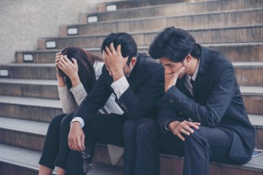 Virüs Covid 19 iş krizi, ekonomik durgunluk, stres ve işini kaybeden işsiz insanlar yüzünden işten çıkarıldı. Umutsuzluk Ofisi Corona Covid-19 Salgın Krizi 'ndeki Stresli İnsanlar