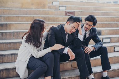 Virüs Covid 19 iş krizi, ekonomik durgunluk, stres ve işini kaybeden işsiz insanlar yüzünden işten çıkarıldı. Umutsuzluk Ofisi Corona Covid-19 Salgın Krizi 'ndeki Stresli İnsanlar