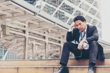 Ekonomik durgunluk, stres yaşayan ve işini kaybeden işsiz insanlar. Umutsuz ofis insanları stresli bir durumda hissederler. Orta yaşlı insanlar düşük ekonomik krizden umutsuzlar. Stresli İşsizlik Konsepti