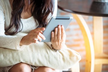 Akıllı telefon kullanan Asyalı bir kadın online sosyal medya alışveriş sitesini akıllı telefondan gülümseyen yüzüyle kullanıyor. Cep telefonu tutan Asyalı kadının mutluluğu e-postaları kontrol ediyor Blog sosyal medya bloğu okuyor