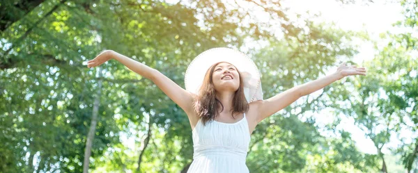 여성들은 풀밭에 들판에 긍정적 에너지를 신선하게 느끼고 햇살을 자유롭게 봄철의 — 스톡 사진