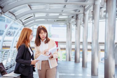 Takım Çalışması Ekibi Toplantı Konferans Odasında Birlikte Çalışan İş Adamlarıyla İletişim Konsepti. Çeşitlilik Ortağı İş Buluşma Vakfının İş Adamı ve Takımına En İyi Bakış.