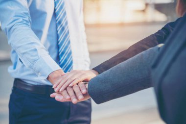 Güven Sözü Konsepti. Profesyonel Takımla Dürüst Avukat Ortağı Anlaşmanın Tamamlanmasından sonra Hukuk İş Anlaşması yaptı. İş ahlâkı. İş adamları el sıkışır, dokunur ve müşterilerin güvenine saygı duyar..